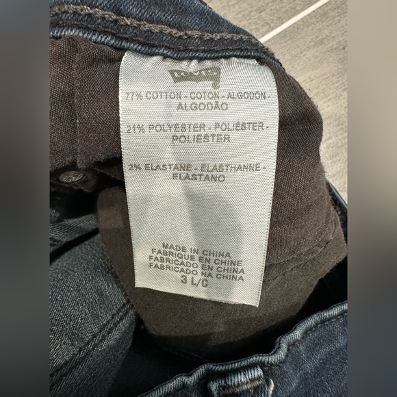 Levi’s in Dark Navy (Almost Black) Wash, Skinny Medium Rise Jeans, Size 2 or 4 - Picture 3 of 5